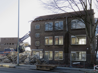 907924 Gezicht op de sloop van het huizenblok aan de zuidzijde van de David van Mollemstraat te Utrecht. Het blok moet ...